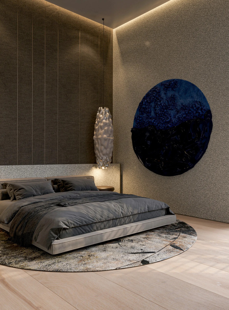 Diseño de habitación de invitados contemporánea de tamaño medio sin chimenea con paredes beige y suelo de madera clara