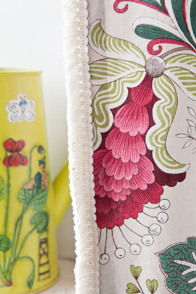 Яркие шторы для сдержанной гостиной