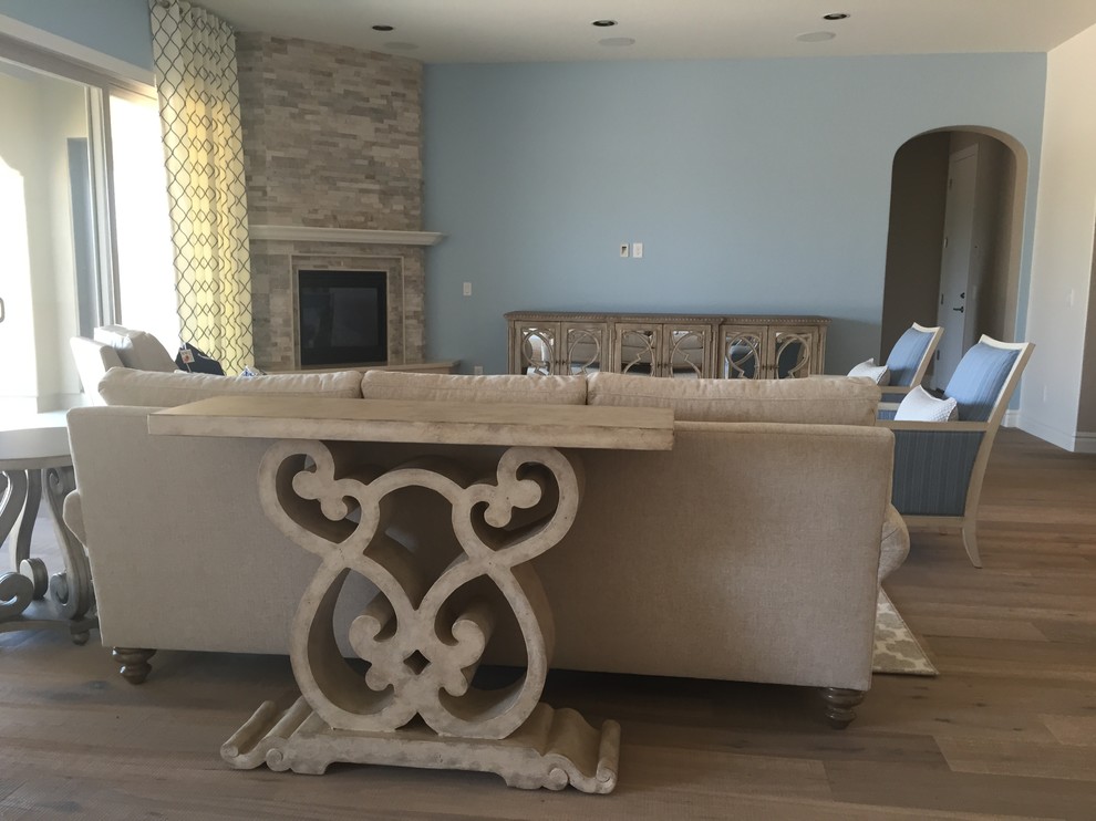 Transitional home design photo in Phoenix