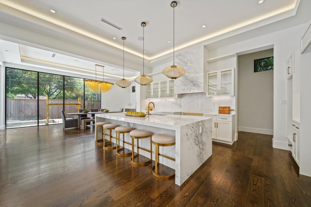 Große Moderne Wohnküche mit Kücheninsel und weißer Arbeitsplatte in Houston