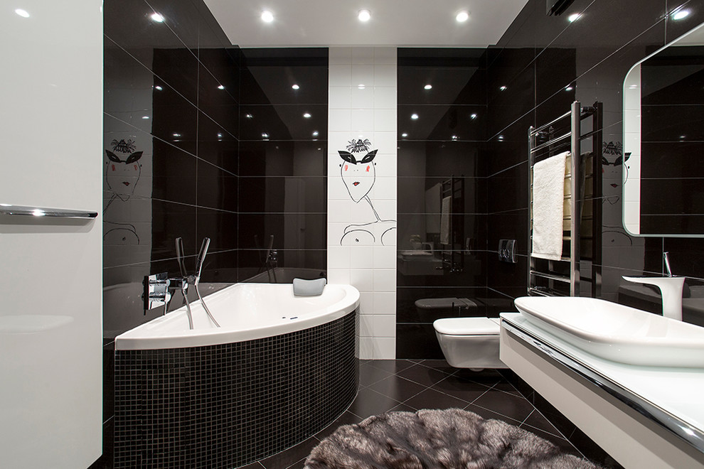 Свежая идея для дизайна: главная ванная комната с плоскими фасадами, белыми фасадами, угловой ванной, инсталляцией, керамической плиткой, черными стенами, полом из керамогранита, настольной раковиной и столешницей из ламината - отличное фото интерьера