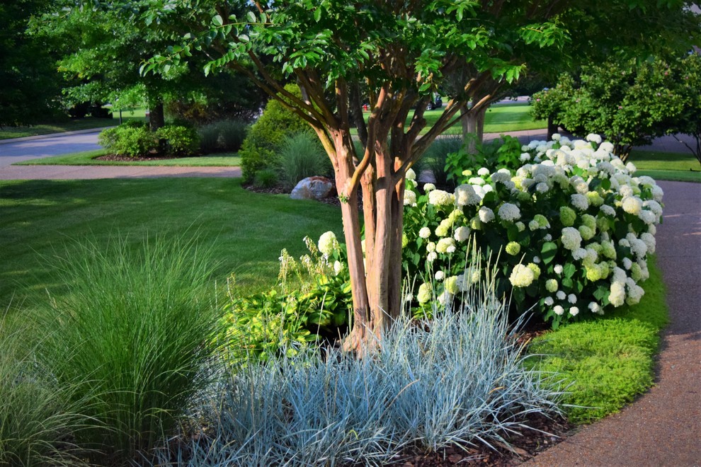 Inspiration for a mid-sized eclectic front yard full sun garden in Dallas.