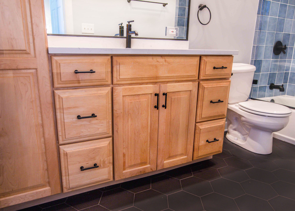Пример оригинального дизайна: ванная комната в стиле ретро с коричневыми фасадами, накладной ванной, душем над ванной, синей плиткой, керамической плиткой, полом из керамической плитки, врезной раковиной, черным полом, белой столешницей, тумбой под две раковины и напольной тумбой
