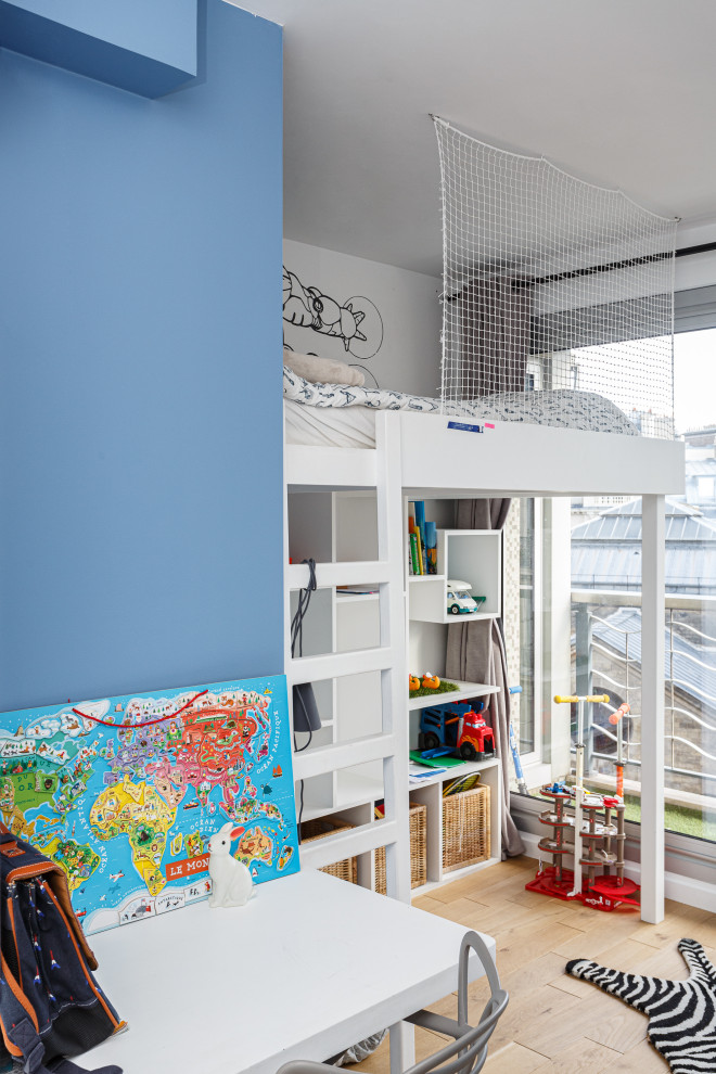 Réalisation d'une chambre d'enfant de 4 à 10 ans minimaliste de taille moyenne avec un mur multicolore, parquet clair, un sol beige et du papier peint.