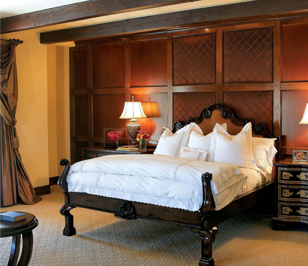 Ejemplo de dormitorio principal actual extra grande con paredes beige, moqueta, suelo gris y madera