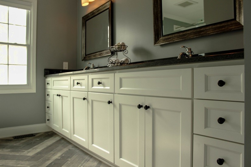 Mid-sized modern master bathroom in Philadelphia with shaker cabinets, white cabinets, an alcove shower, a two-piece toilet, white tile, grey walls, porcelain floors, an undermount sink, granite benchtops, grey floor, a sliding shower screen and subway tile.