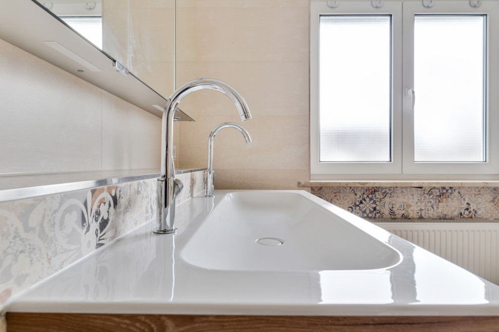 Exemple d'une salle de bain chic avec du carrelage en marbre et meuble-lavabo sur pied.