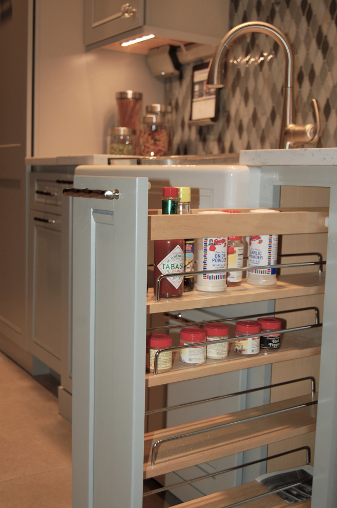 Transitional kitchen photo in Austin