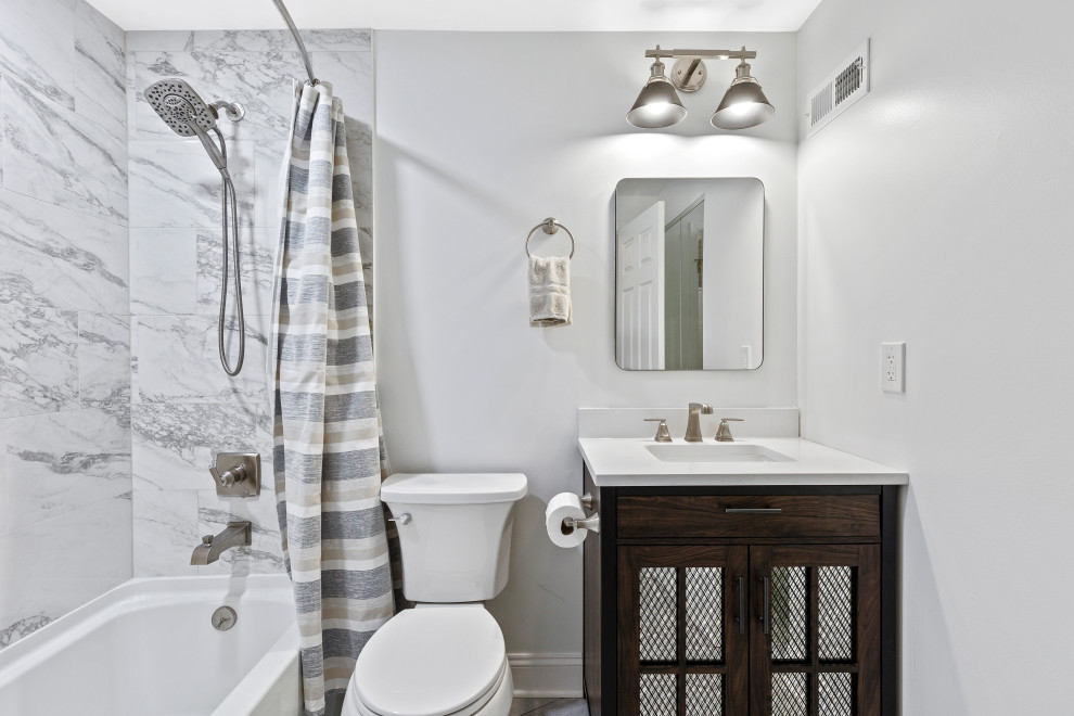 Immagine di una stanza da bagno contemporanea con ante in legno bruno, vasca ad alcova, pistrelle in bianco e nero, piastrelle di marmo, top in quarzite, top bianco, un lavabo e mobile bagno freestanding