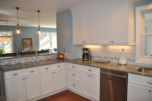 Tranquil Transitional Kitchen klassisch-modern-kueche