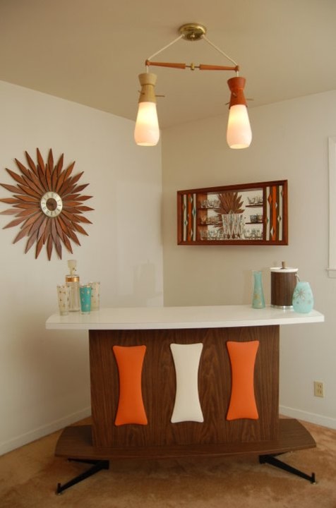This is an example of a midcentury home bar in Austin.