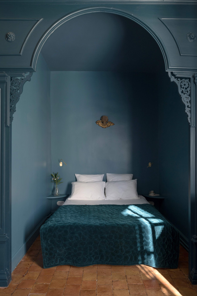 Inspiration för ett stort vintage huvudsovrum, med blå väggar och klinkergolv i terrakotta