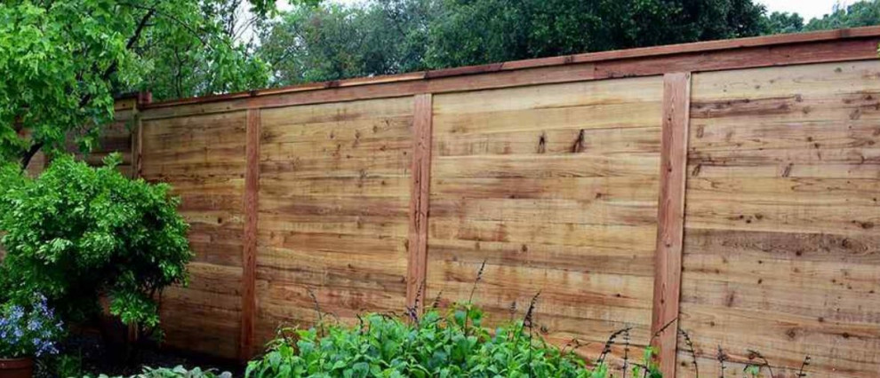Esempio di un privacy in giardino country dietro casa con recinzione in legno