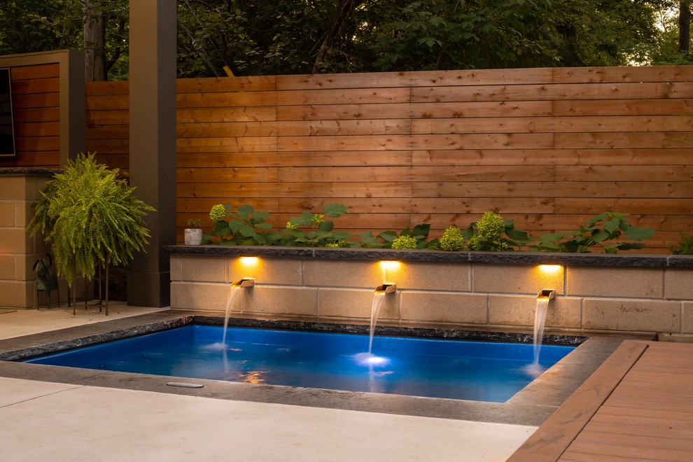 Design ideas for a transitional backyard landscaping in Toronto.