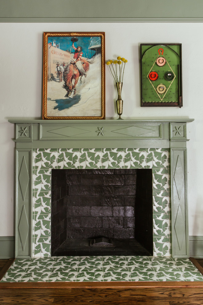 サンフランシスコにあるお手頃価格の小さなカントリー風のおしゃれなリビング (標準型暖炉、タイルの暖炉まわり、緑の床) の写真