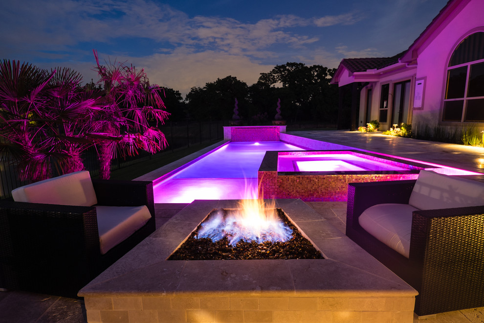 Modern backyard custom-shaped pool in Dallas.