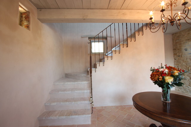 Ristrutturazione Monte Castro casa-de-campo-escalera