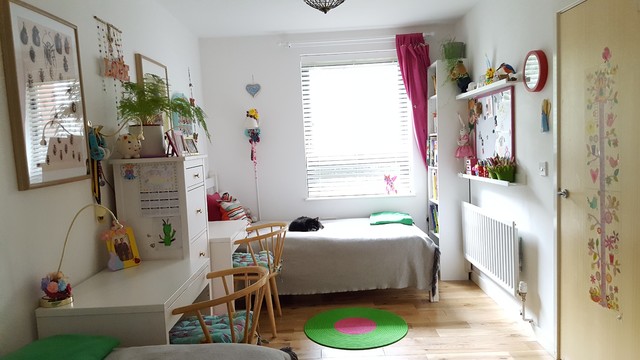 girls's bedroom 