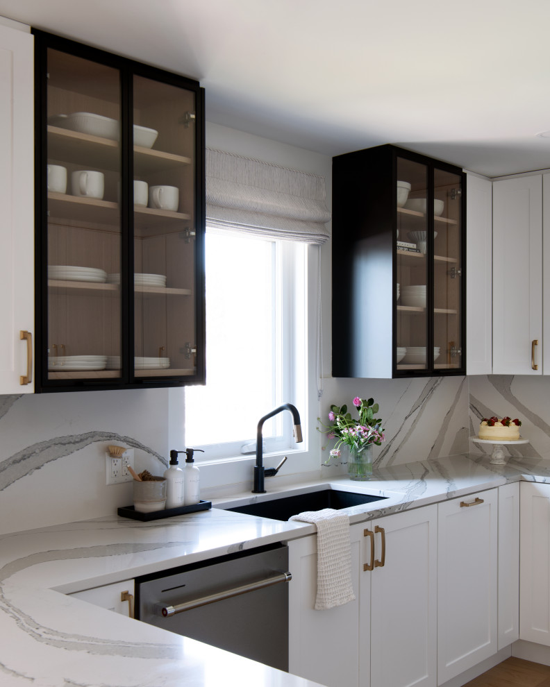 Eat-in kitchen - mid-sized transitional u-shaped medium tone wood floor eat-in kitchen idea with an undermount sink, shaker cabinets, white cabinets, quartz countertops, white backsplash, quartz backsplash, stainless steel appliances, a peninsula and white countertops