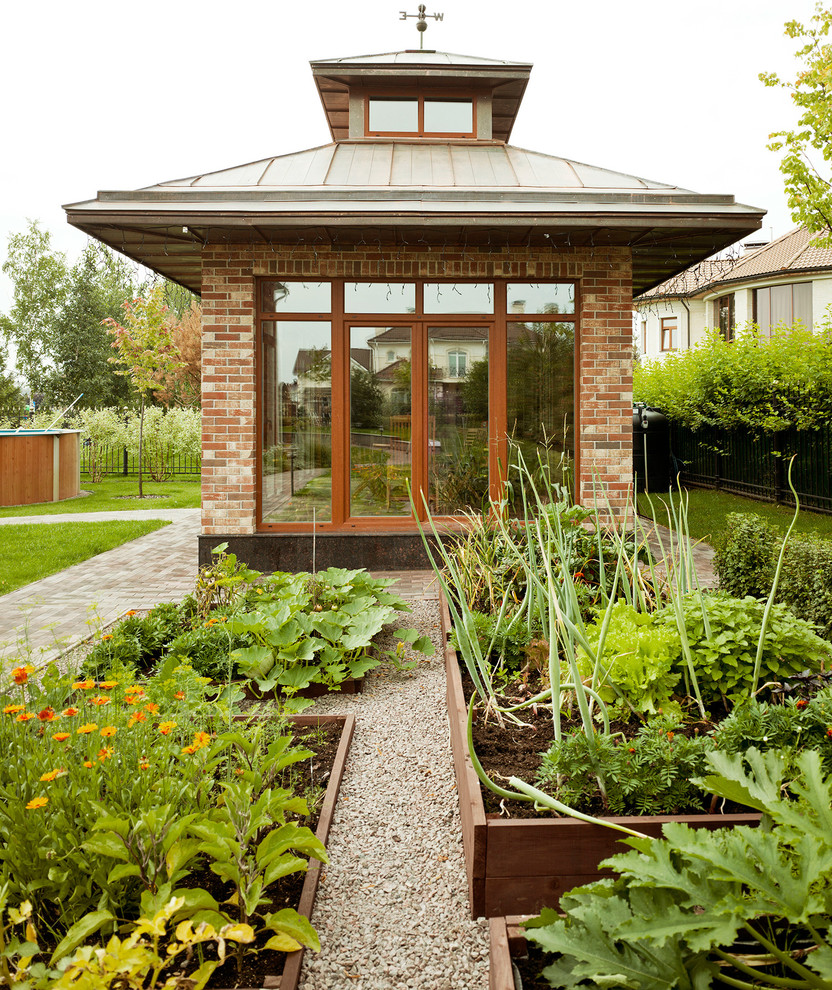 Design ideas for a traditional full sun garden for summer in Moscow with a vegetable garden and gravel.