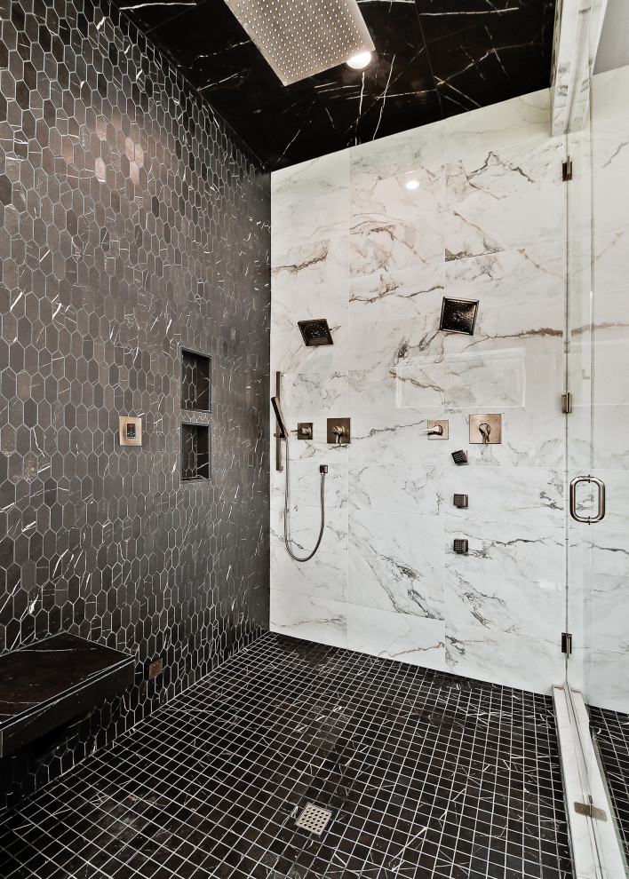 Idéer för ett stort modernt vit en-suite badrum, med svarta skåp, ett badkar i en alkov, en dubbeldusch, en toalettstol med hel cisternkåpa, vit kakel, marmorkakel, vita väggar, klinkergolv i porslin, ett avlångt handfat, bänkskiva i kvartsit, svart golv och dusch med gångjärnsdörr
