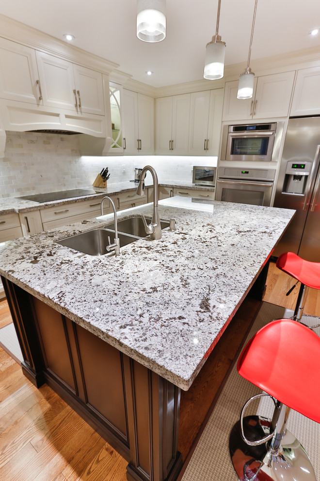 Kitchen - transitional kitchen idea in Toronto