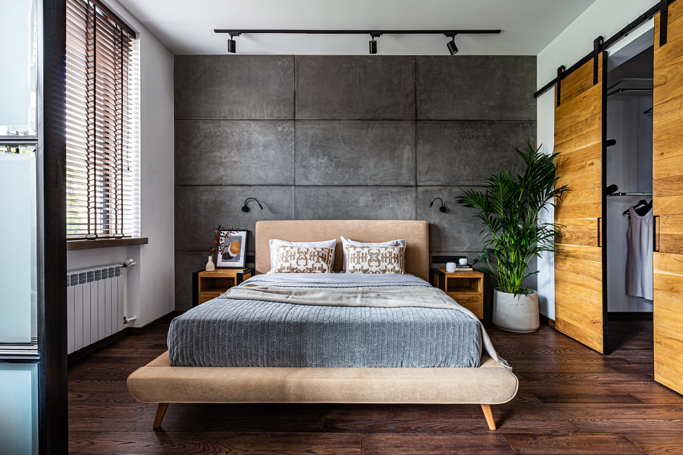 Свежая идея для дизайна: хозяйская, серо-белая спальня среднего размера в стиле лофт с серыми стенами, полом из винила, коричневым полом, деревянным потолком, панелями на стенах и акцентной стеной - отличное фото интерьера