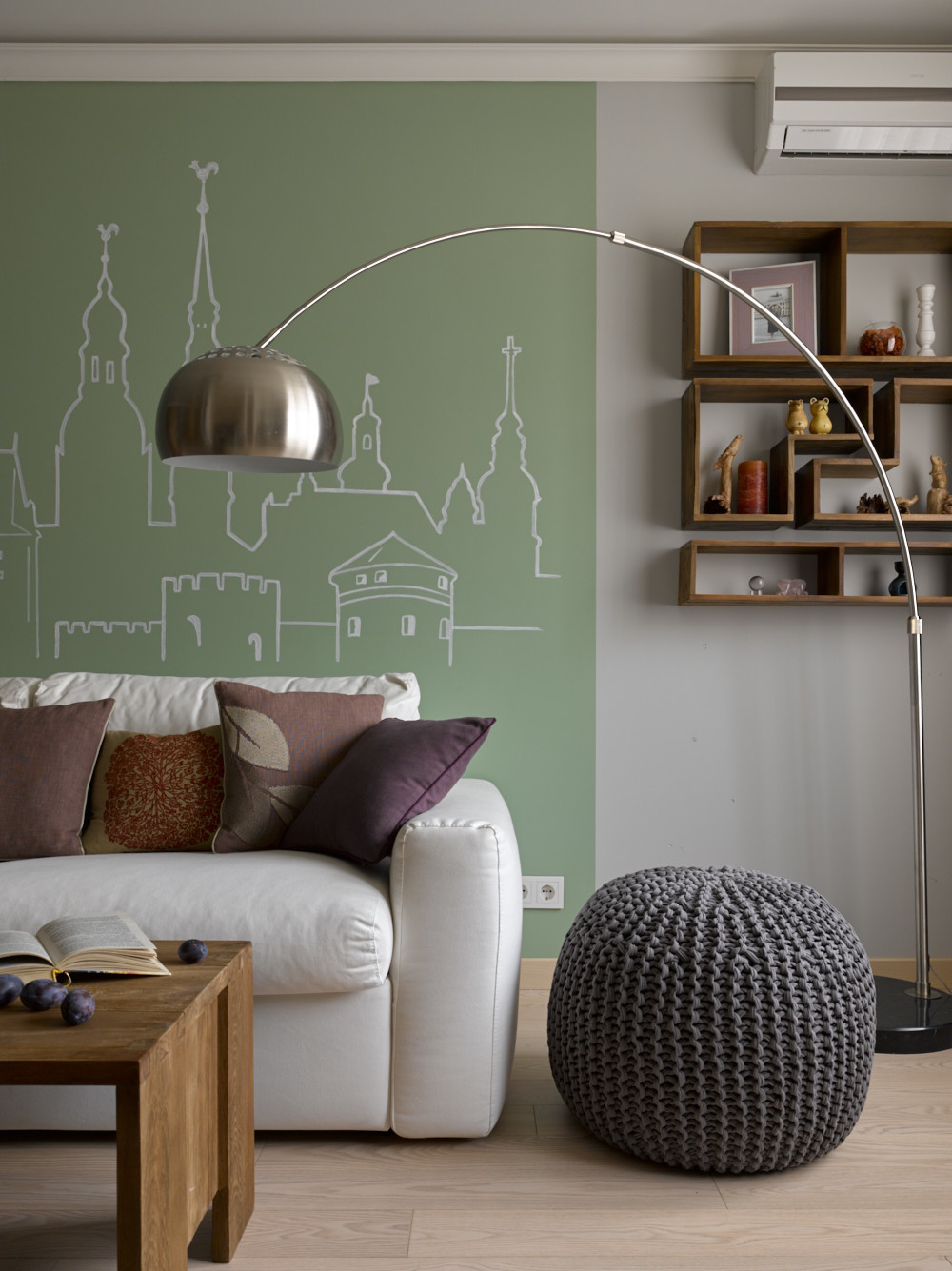 Современная квартира с элементами эко для мамы, дочки и кота