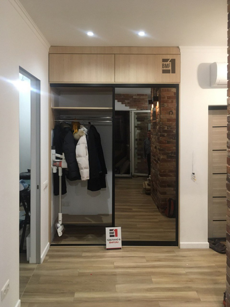 Стеклянный шкаф-купе для прихожей с антресолью