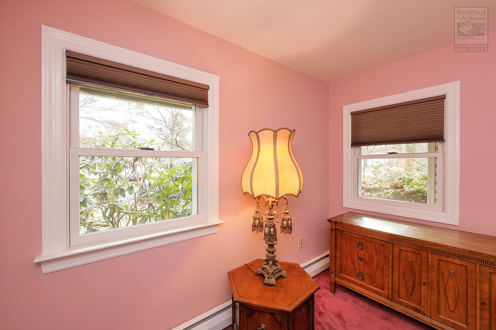 Photo of a mid-sized traditional guest bedroom in New York with carpet, no fireplace and pink floor.