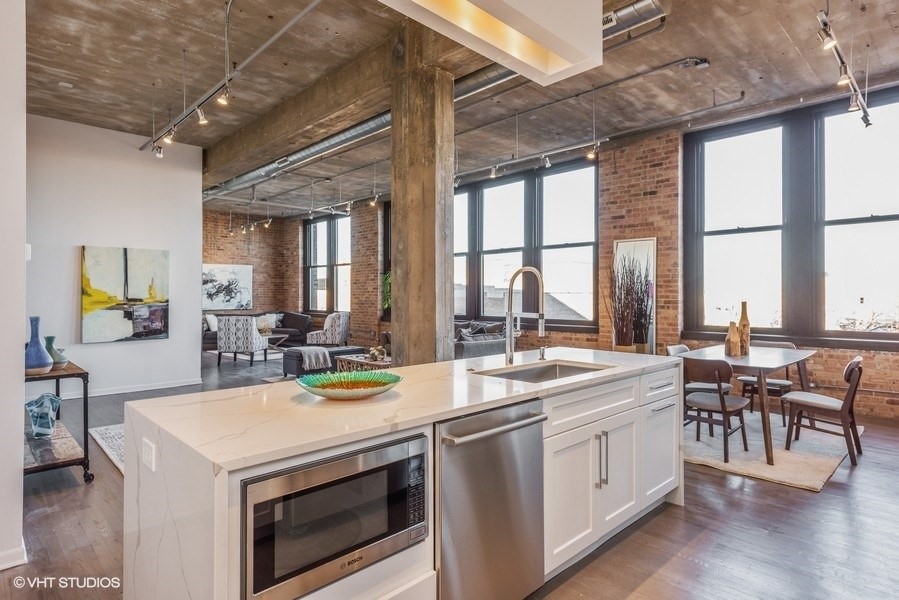 Example of a transitional home design design in Chicago