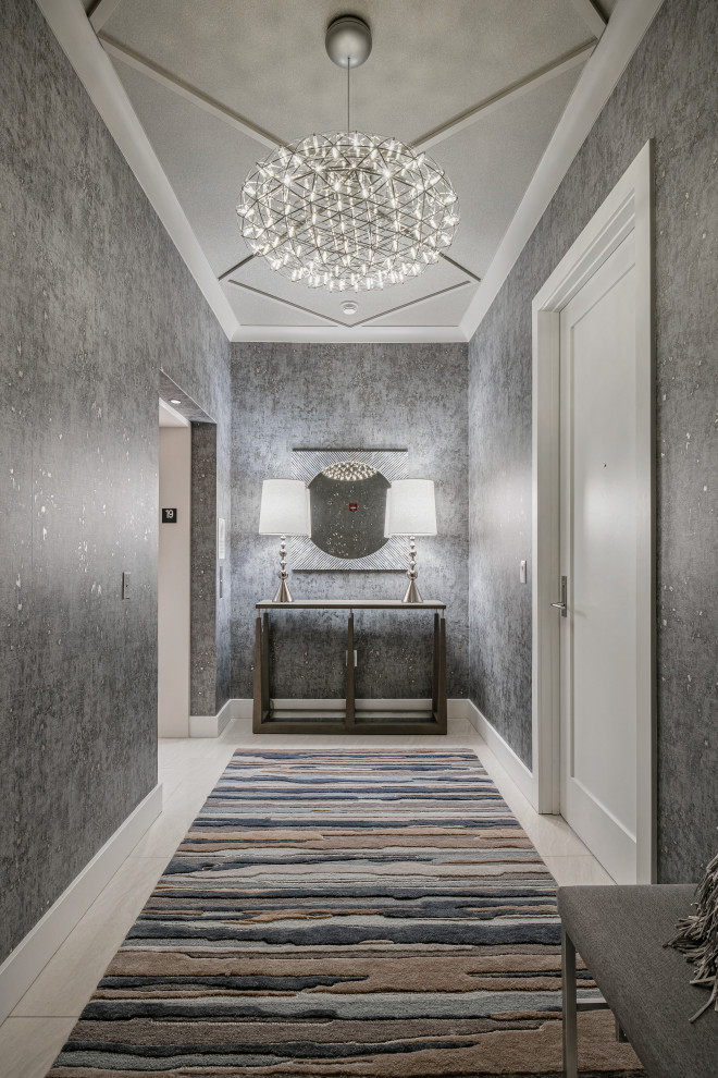 Mittelgroßes Modernes Foyer mit grauer Wandfarbe, Porzellan-Bodenfliesen, Einzeltür, weißer Haustür, beigem Boden und Tapetenwänden in Tampa
