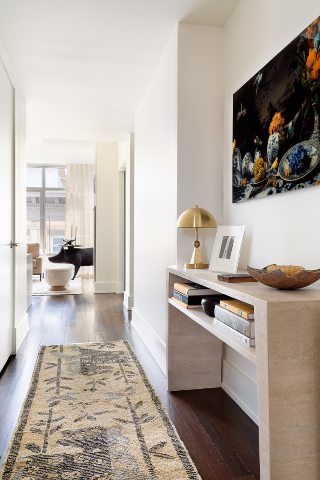 Großer Moderner Flur mit beiger Wandfarbe, dunklem Holzboden und braunem Boden in New York