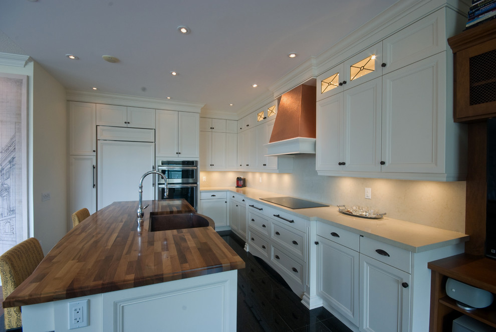 Kitchen - transitional kitchen idea in Toronto