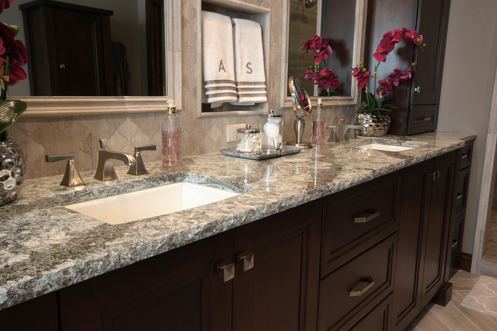 Example of a transitional home design design in Milwaukee