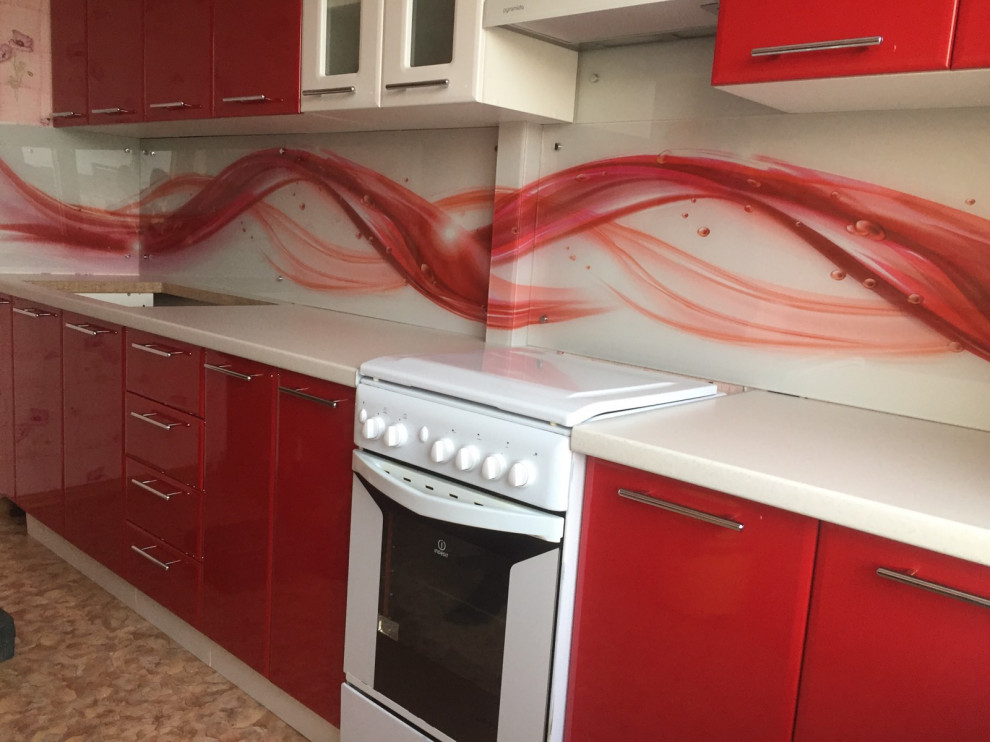 Источник вдохновения для домашнего уюта: кухня в современном стиле с обеденным столом, красными фасадами, красным фартуком и фартуком из стекла без острова