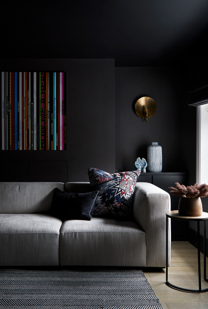 Großes, Offenes Modernes Heimkino mit schwarzer Wandfarbe, hellem Holzboden, TV-Wand und beigem Boden in London