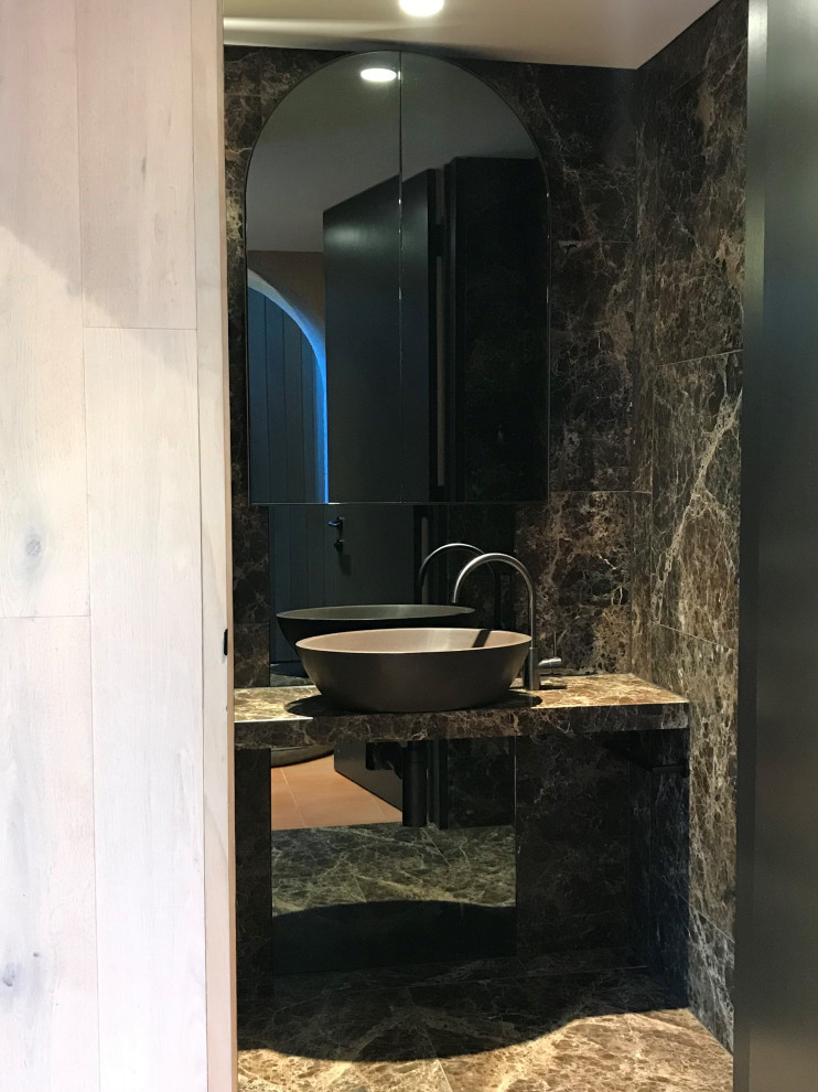 Foto di una stanza da bagno contemporanea con lavabo a bacinella e un lavabo