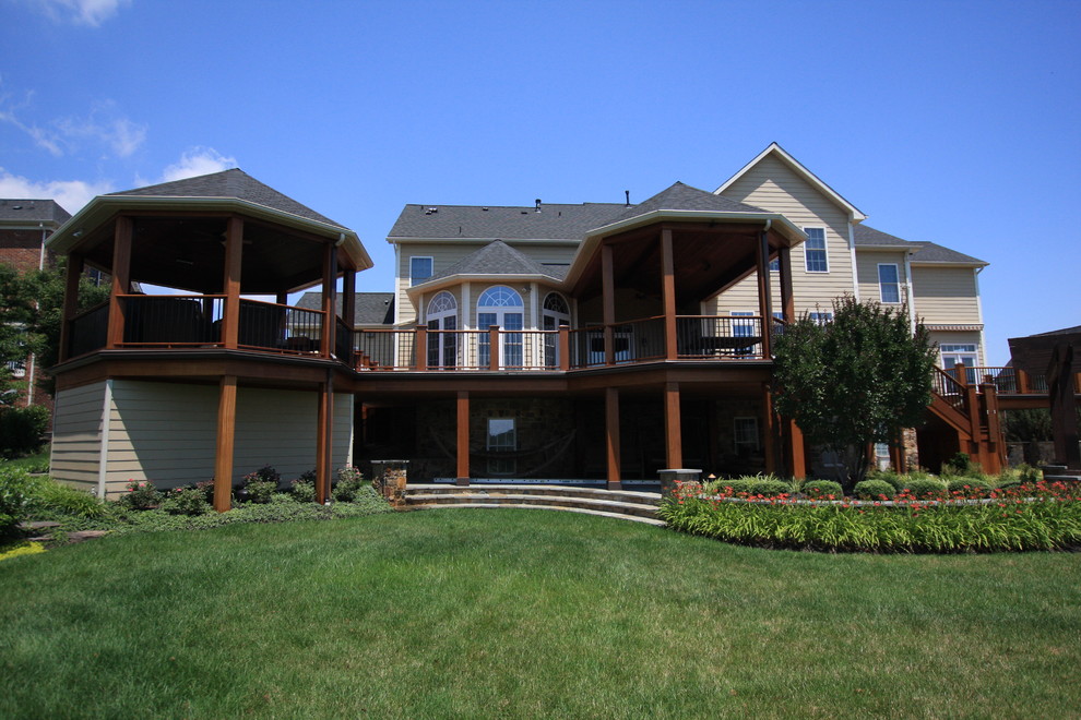 Backyard deck photo in Baltimore