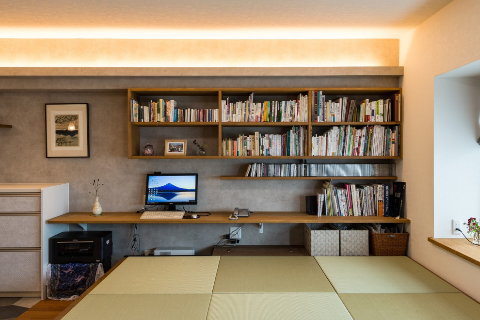 Wohnzimmer mit weißer Wandfarbe, Sperrholzboden, freistehendem TV, buntem Boden, Tapetendecke und Tapetenwänden in Fukuoka