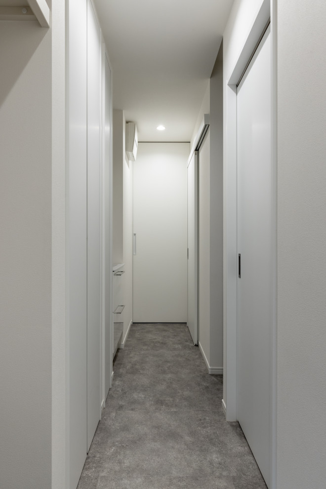 На фото: коридор в стиле модернизм с белыми стенами, полом из винила, серым полом, потолком с обоями и обоями на стенах