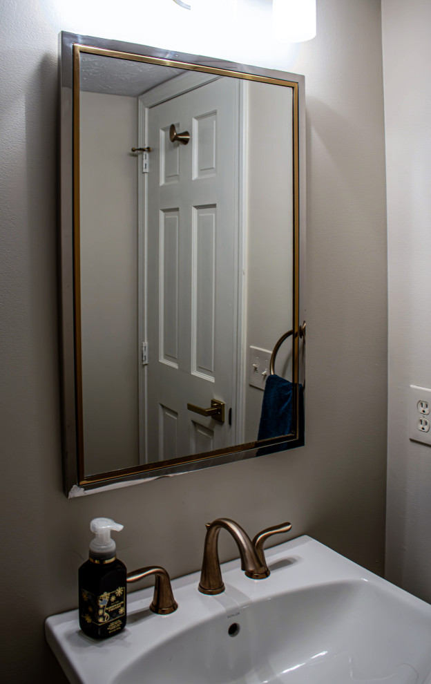 Inspiration för ett litet vintage toalett, med en toalettstol med separat cisternkåpa, beige väggar, mellanmörkt trägolv, ett piedestal handfat och brunt golv