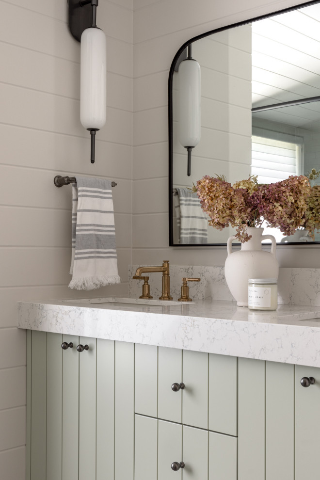 Transitional home design photo in Toronto