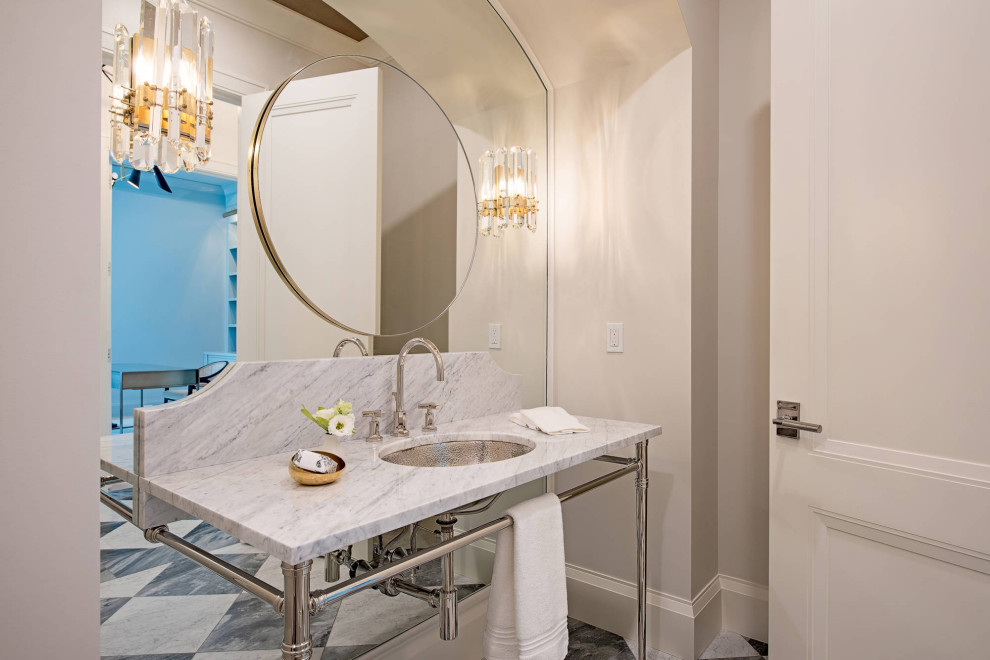 Aménagement d'une grande salle de bain principale bord de mer avec un plan de toilette en marbre, un plan de toilette blanc, meuble double vasque et meuble-lavabo sur pied.