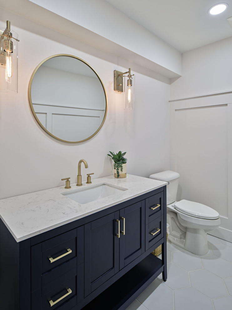 Kleines Modernes Duschbad mit schwarzen Schränken, Marmor-Waschbecken/Waschtisch, weißer Waschtischplatte, Einzelwaschbecken und freistehendem Waschtisch in Detroit
