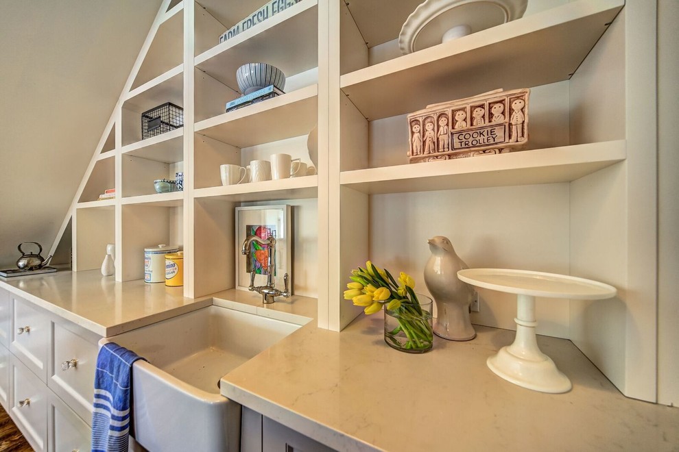 Home design - transitional home design idea in Toronto