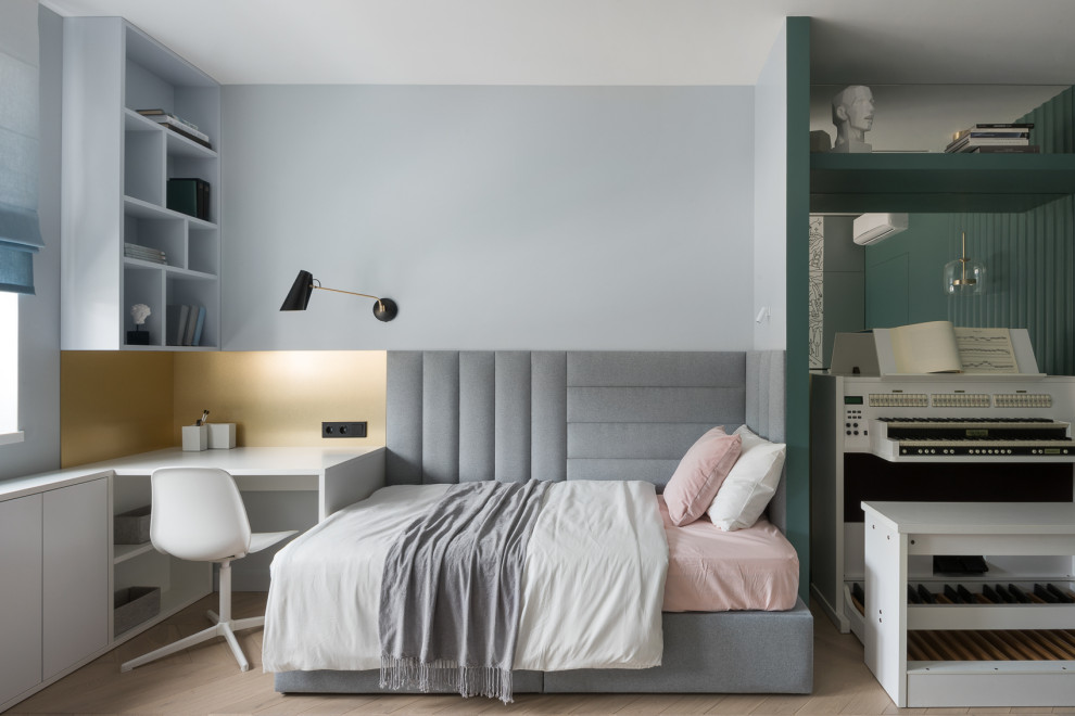 Modelo de dormitorio infantil escandinavo pequeño con paredes grises, suelo de madera en tonos medios y suelo beige