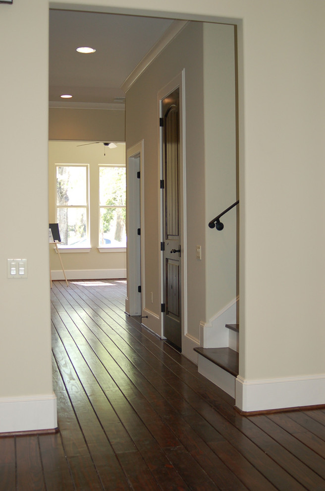Design ideas for a traditional hallway in Houston.