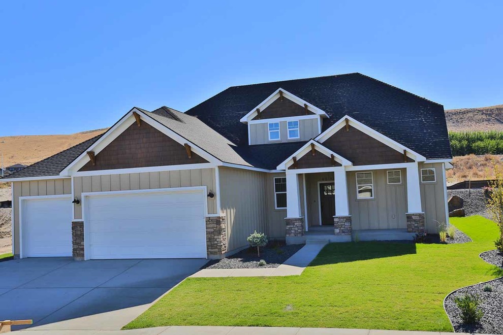 Example of a mountain style home design design in Seattle
