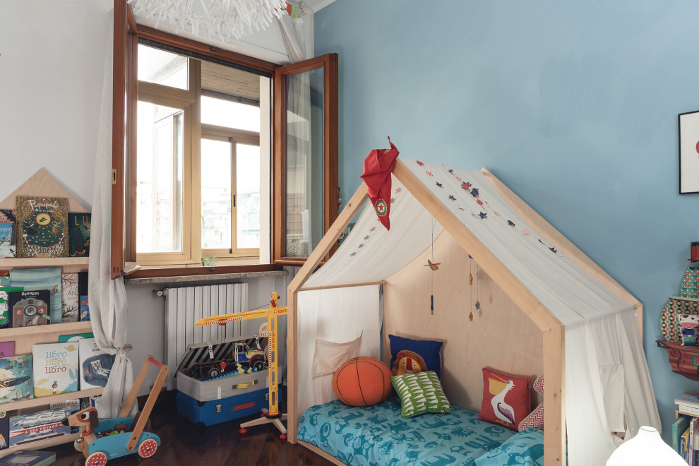 На фото: маленькая детская в современном стиле с спальным местом, синими стенами, темным паркетным полом и коричневым полом для на участке и в саду, ребенка от 4 до 10 лет, мальчика с